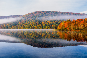 LE-AM-LA-005&nbsp;&nbsp;&nbsp;&nbsp;&nbsp;&nbsp;&nbsp;&nbsp; Fall Colors At Lake Near The White Mountains, New Hampshire